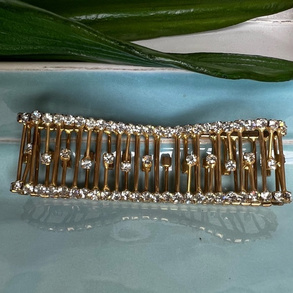 Gold and Crystal Stretchy Bracelet. - Picture 5 of 6